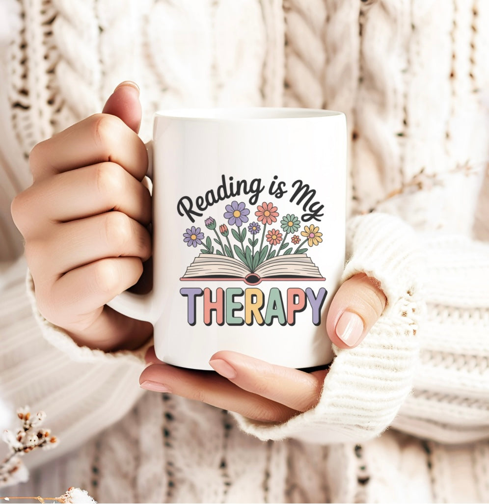 Reading is my therapy mok