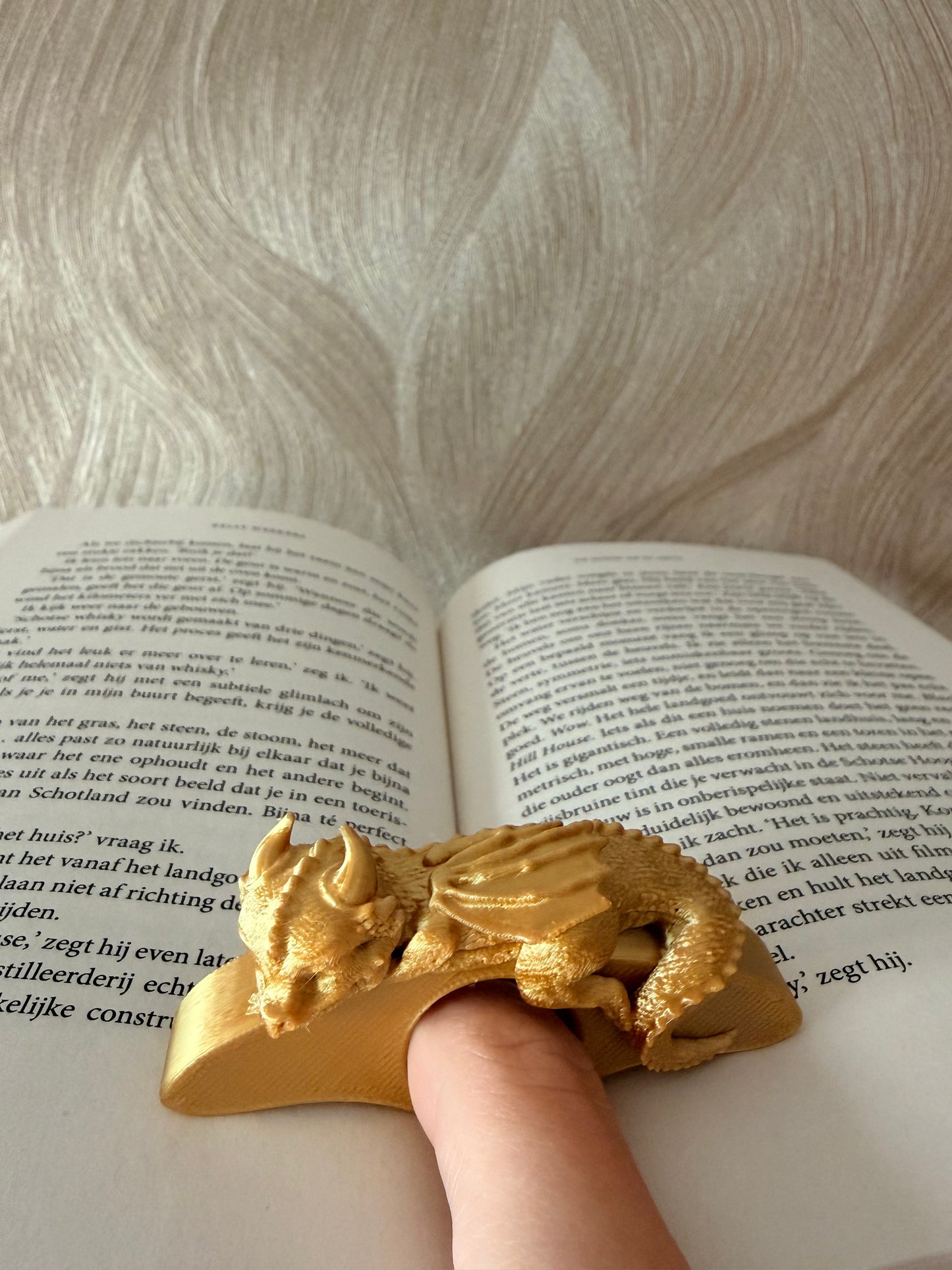 Sleeping dragon page spreader