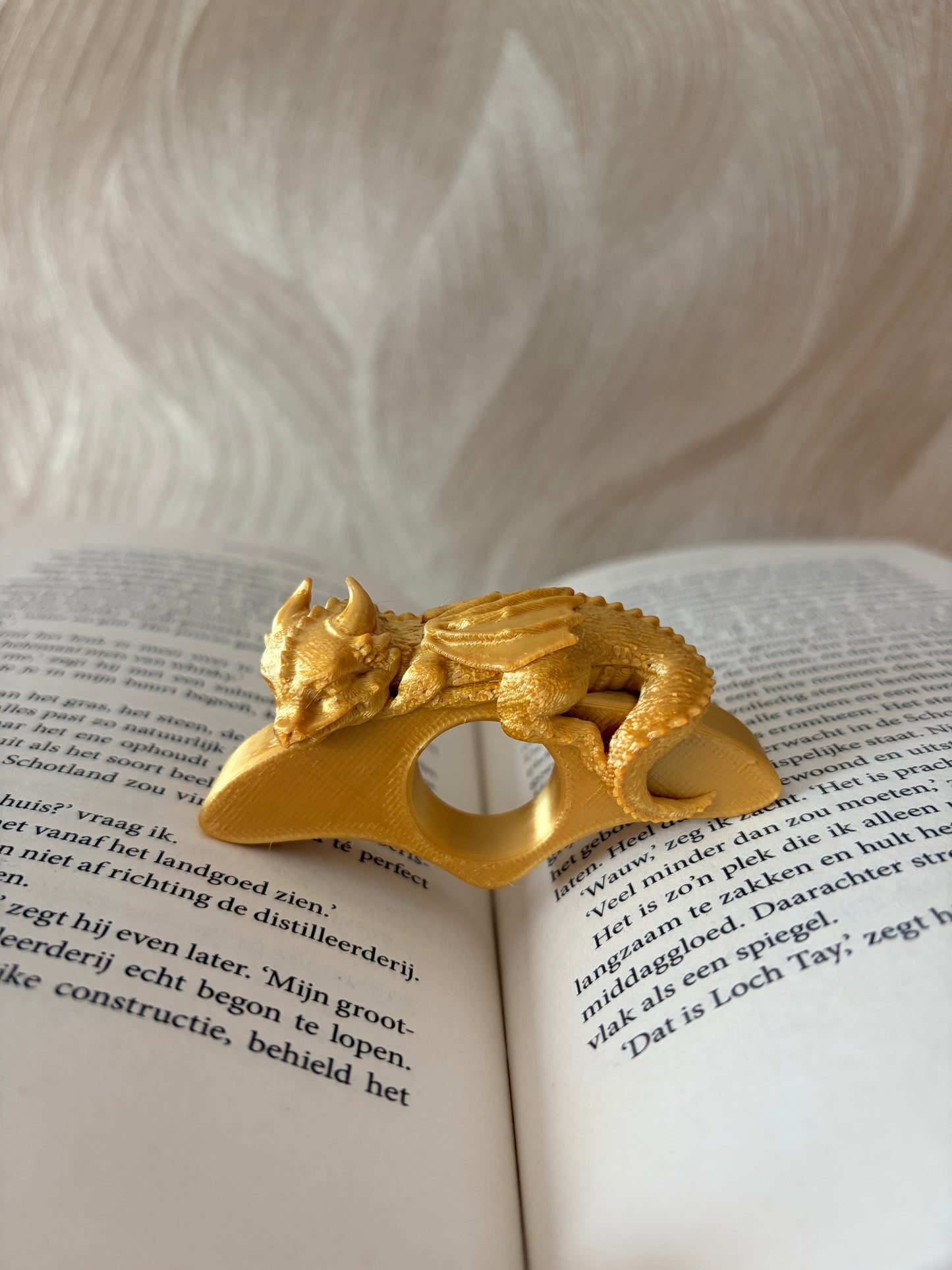 Sleeping dragon page spreader